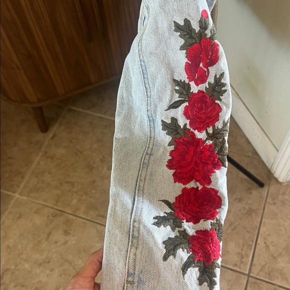 Levi’s Sherpa Trucker Denim Jacket with Floral Embroidery – Size S - Picture 3 of 7